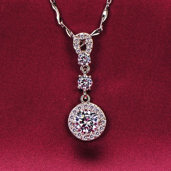 Interlocking 0.8 Carat ESCVD Diamonds Fashionable Women Necklaces Gift Necklaces
